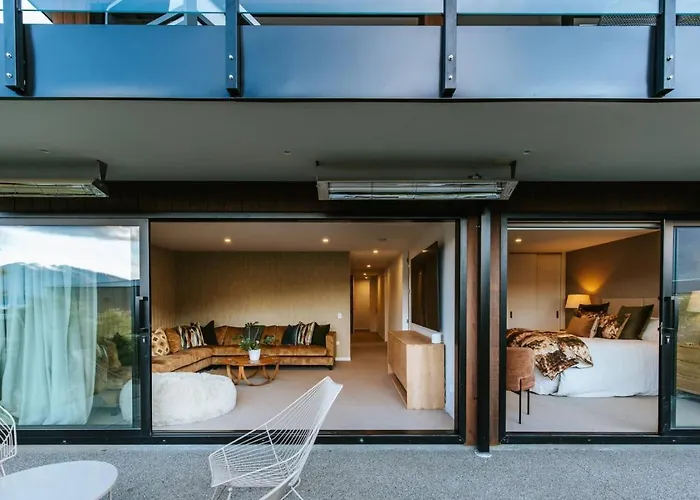 Korari House - Views - Close To Town Centre - Sleeps 10 *