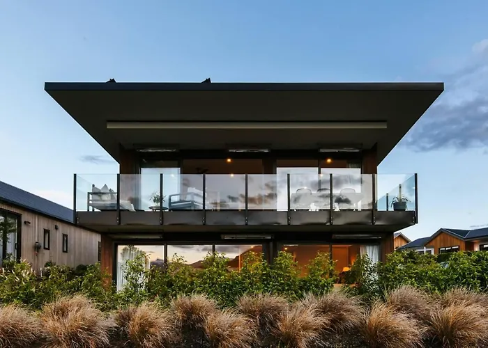 Korari House - Views - Close To Town Centre - Sleeps 10 * Wanaka