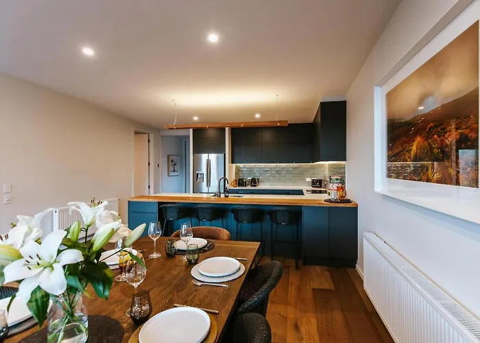 Korari House - Views - Close To Town Centre - Sleeps 10 Wanaka