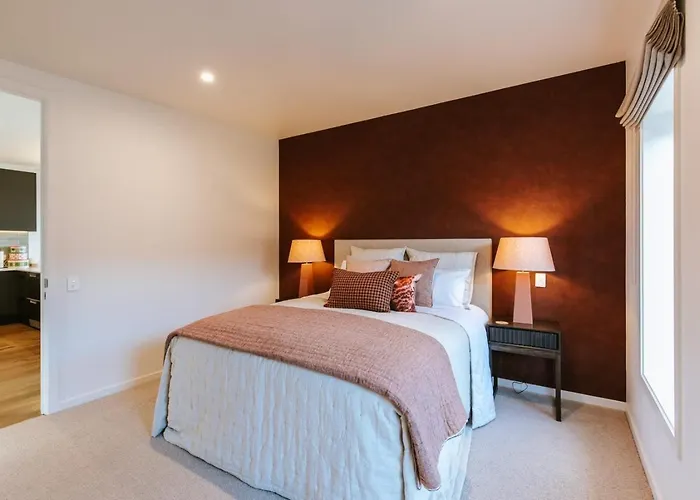 Korari House - Views - Close To Town Centre - Sleeps 10