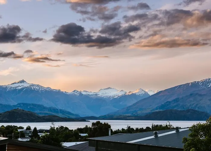 Korari House - Views - Close To Town Centre - Sleeps 10 * Wanaka