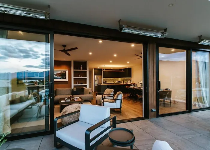 Korari House - Views - Close To Town Centre - Sleeps 10 Wanaka
