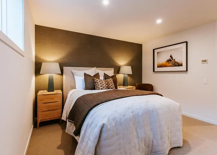 Korari House - Views - Close To Town Centre - Sleeps 10 *