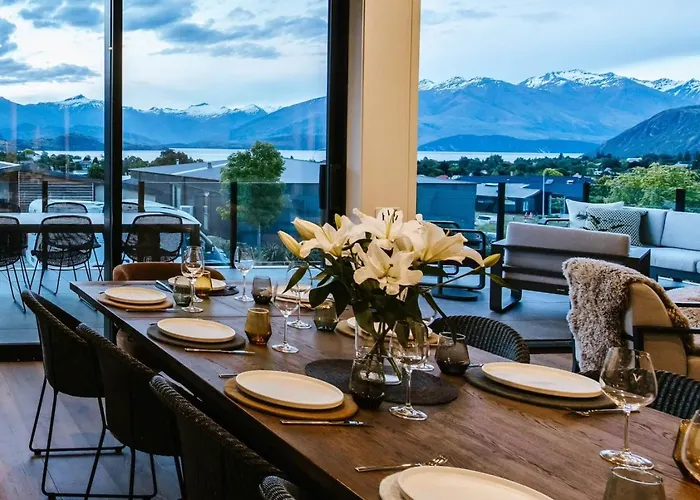 Korari House - Views - Close To Town Centre - Sleeps 10 * Wanaka