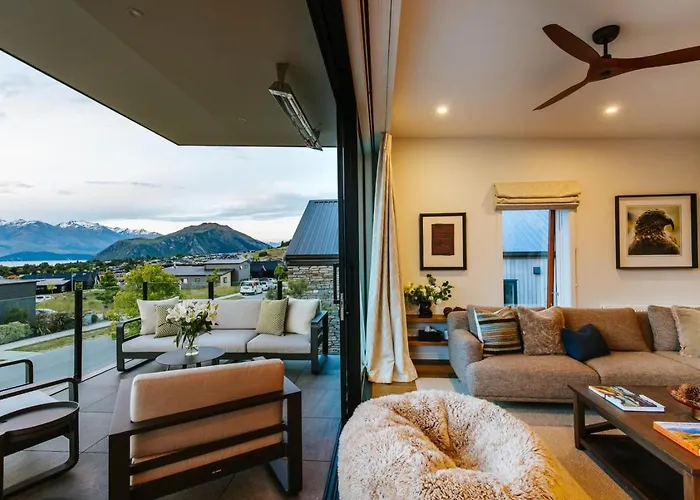 Korari House - Views - Close To Town Centre - Sleeps 10